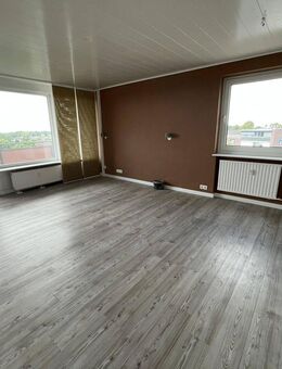 Erstklassig renovierte 2,5-Zimmer-Wohnung mit Loggia in zentraler Lage von Henstedt-Ulzburg - Henstedt-Ulzburg