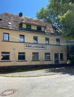 Sanierungsobjekt: Wohnhaus aus Zwangsversteigerung in Naila-Lippertsgrün zu erwerben - Naila