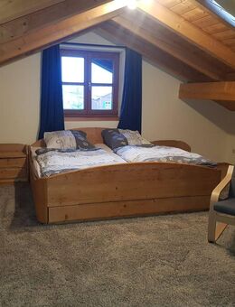 WG-Zimmer im Dachgeschoß 30qm möbliert in gemühtlichem Einfamilien-Haus mit Garten in Oberdarching - Valley