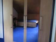 Günstig: Kinderzimmer/Jugendzimmer California Kunststoffoberfläche Buche blau abgesetzt (Kleiderschrank + Bett mit Nachtkästchen + div. Schränke + Bücherbrett), Abnahme auch einzeln - München