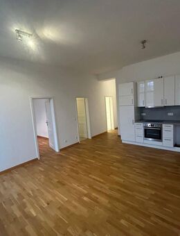 Schöne und top sanierte 2 Zimmer Altbauwohnung in traditioneller Wohnanlage, BEZUGSFREI - Berlin