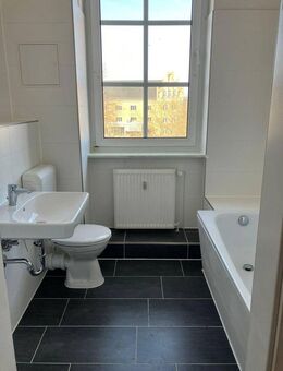 helle 2,5 Zimmer-Wohnung im Erstbezug nach Sanierung - Naumburg (Saale)