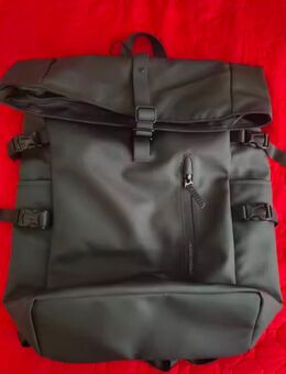 Schwarzer Rolltop Rucksack – groß, modern & wasserabweisend - Langenberg