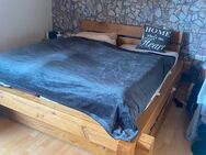 Neuwertiges Bett aus massiven Wildeichebalken - Gäufelden