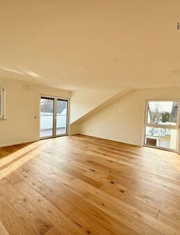 Helle Dachgeschosswohnung mit zwei Balkonen - Erstbezug nach Sanierung - Singen (Hohentwiel)