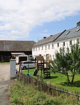 Großes Anwesen mit Bauernhaus, Scheunen und viel Grundstück - Issigau