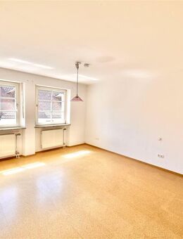 Zweifamilienhaus mit Potenzial für 3. Wohnung + 4 Garagenplätzen + großer Garten/extra Bauplatz! - Neunkirchen (Brand)