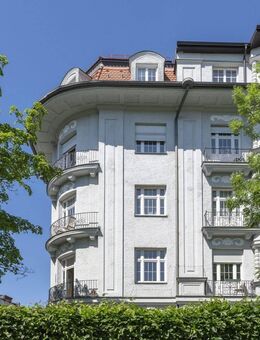 Urbaner Lifestyle trifft Altbau-Charme: Exklusive Maisonette mit zwei Terrassen - München