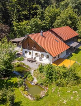 Nh. Hengersberg/ Alleinlage: Wohnhaus mit Nebengebäuden und 19.000 m2 Grund in ruhiger Waldrandlage! - Auerbach (LK Deggendorf)