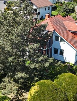 Repräsentatives Einfamilienhaus mit Wintergarten, Kaminofen und viel Platz für die ganze Familie - Baunatal