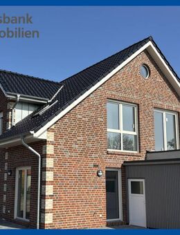 Lichtdurchflutete Neubauwohnung im OG mit traumhaftem Balkon und Carport - QNG-Siegel/Effizienzhaus - Westoverledingen