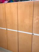 Charmanter Vintage Kleiderschrank Schleiflack aus den 60ern mit schönem Design in 77815