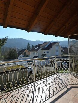 Doppelhaushälfte mit zwei Wohneinheiten, Garten und Garage - Büsingen (Rhein)