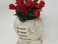 Gravur Du wirst für immer in unseren Herzen sein, Grabschmuck Herz mit roten Rosen, Kunstblumen in 37170