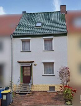 Gepflegtes Reihenhaus mit PKW-Stellplatz vor der Tür und gemütlichem Garten in Leuna. - Leuna