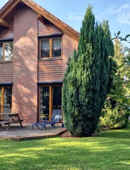 Gepflegtes Einfamilienhaus mit großem Garten und 2 Garagen in Lemwerder - Lemwerder