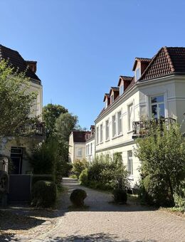 Zwischen Park und Elbe: 3-Zimmer-Wohnung im denkmalgeschützten Kutscherhaus - Hamburg