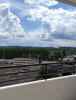 BEZUGSFREIE UND GROSSZÜGIGE 4-ZIMMERWOHNUNG MIT TOLLEM AUSBLICK UND BALKON IN ZENTRALER LAGE - Senden (Bayern)