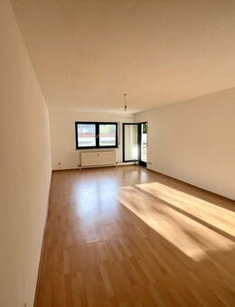 Sofort verfügbare 2 Zimmer Wohnung mit Balkon, TG Stellplatz und EBK in Böblingen - Böblingen