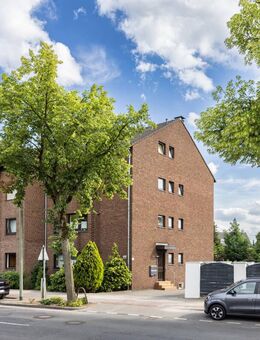 Traumhaft helle Dachgeschoss-Wohnung mit einem Sonnenbalkon! - Duisburg