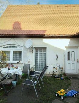 Sanierungsbedürftiges angebautes 4-Zi. Haus mit kleinem Garten und Stellplatz in Hersbruck - Hersbruck
