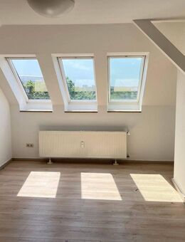 Freies WG-Zimmer im Dachgeschoss verfügbar! - Kiel