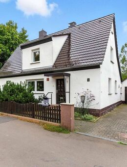 Schönes Einfamilienhaus in Seenähe mit 5 Zimmern & 2 Garagen & großem Garten in Zwenkau zu verkaufen - Zwenkau