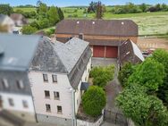 Gepflegte Hofreite mit vielen Nebengebäuden, Wiese und sehr großem Grundstück - Birlenbach