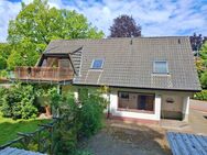 Zweifamilienhaus mit viel Potential und großzügigem Grundstück in schöner Lage von Barmstedt - Barmstedt