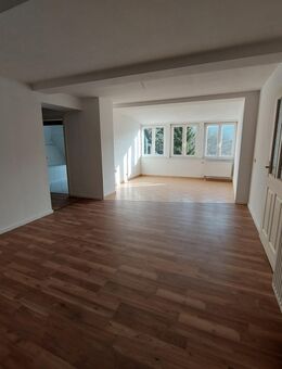 3-Zi.-DG-Whg. mit offener Küche u. Tageslichtbad zu vermieten - Roßwein