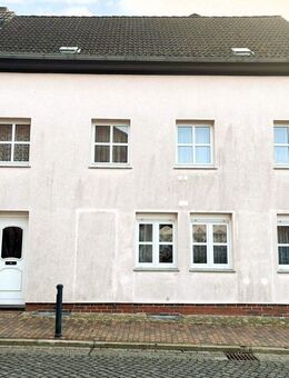 geräumiges Stadthaus mit Zufahrt und 3 Garagen im Zentrum von Penzlin - Penzlin