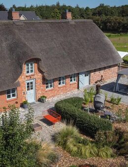Tradition bewahren, modernen Wohnkomfort genießen: dieses Landhaus mit schönem Reetdach fasziniert. - Almdorf