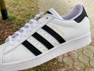 Kleinere Füsse mit Adidas Superstars - Meitingen