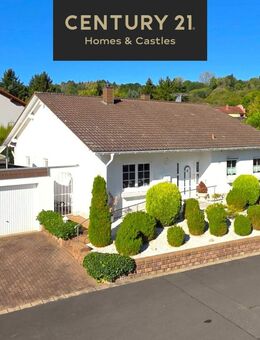 Traum in weiß, freistehender Bungalow mit Doppelgarage und Garten in privilegierter Wohnlage - Neunkirchen (Saarland)