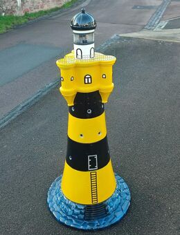 Leuchtturm „Roter Sand“ 140 cm in Gelb-Schwarz aus GFK mit Licht - Hergisdorf