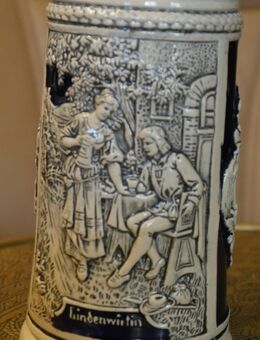 Bierkrug Steinzeug : Lindenwirtin , mit Spruch ; Und der Beutel schlaff und leer keinen Tropfen im Becher mehr. , Höhe 18cm , K330 - Görlitz