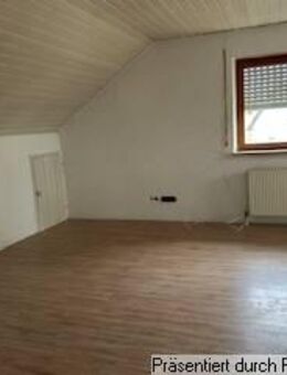 DG - Wohnung mit überdachten Balkon incl. Grundstück mit Altbestand ca. 280 m² " ideal für Handwerker " - Karlskron