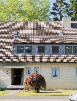 Einfach gehaltene, lichtdurchflutete 2,5-Zimmer-Wohnung in guter Lage direkt am Sollbrüggenpark - Krefeld