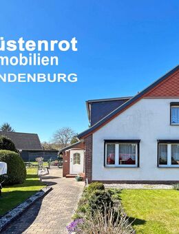 KOMPLETT MODERNISIERT + NEUE HEIZUNG: DOPPELHAUSHÄLFTE MIT WINTERGARTEN + EINBAUKÜCHE + DREI GARAGEN - Anklam