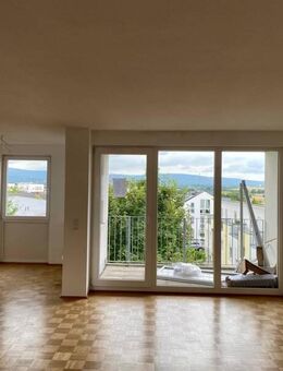 Teilrenovierte 2-Zimmer-Wohnung mit Tageslichtbad und neuer Einbauküche - Frankfurt (Main)