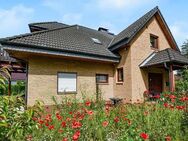 Charmantes Zweifamilienhaus auf schön angelegtem Grundstück in ruhiger Lage nahe Bad Segeberg! - Bad Segeberg
