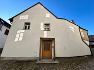Zentrumsnah. Solide. Vielseitig. - Einfamilienhaus mit Hof, Garage & Ausbaureserve - Bischofswerda