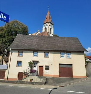 Wohnhaus - mit viel Ausbaureserve für handwerklich geschickte Bauherrn - mit grosser Garage - Nähe Schweiz.