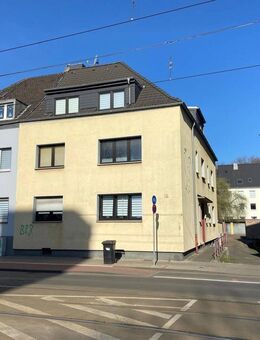 Gepflegtes Mehrfamilienhaus mit 4 Wohnungen / 5 Garagen / 2 SP - Duisburg