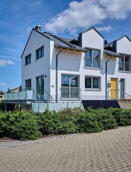 Familienfreundlich wohnen in Leiblfing: Lichtdurchflutetes Reihenendhaus mit Balkon und Garage - Leiblfing