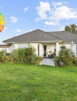Moderner und komfortabler KfW55-Bungalow mit unverbautem Weitblick in Dettmansdorf - Dettmannsdorf