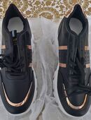 Schwarze gestreifte - Sneaker - Gr. 35,5 - Bequeme Schnürschuhe, Abholung oder Vesand der ist im Preis schon enthalten - Innenmaß 23 cm - Absatzhöhe 4 - 4,5 cm in 98617