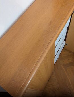 Kleiner Mehrzweckschrank aus hellem Holz – vielseitig & stilvoll - Regensburg