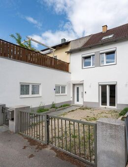 - Erstbezug nach Sanierung - Reihenmittelhaus mit Einbauküche im Straubinger Osten - - Straubing