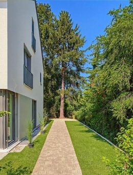 Kurz vor Fertigstellung - Familienfreundliche Doppelhaushälfte im Grünen - München